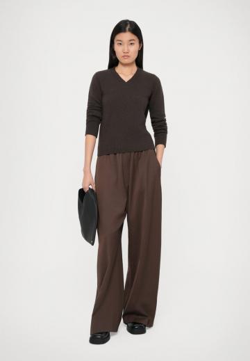 Пуловер с вырезом V