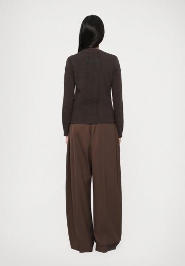 Пуловер с вырезом V