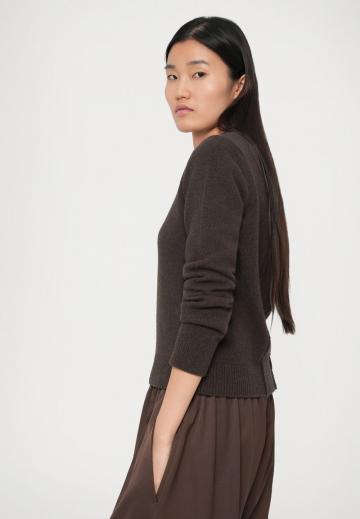 Пуловер с вырезом V