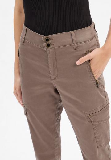 Брюки с накладными карманами