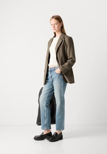 Прямые джинсы