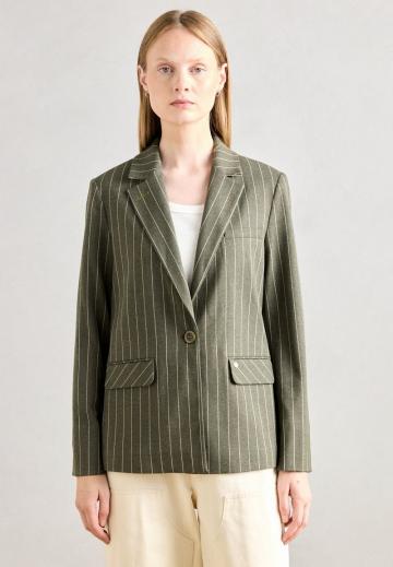 Блейзер с накладными карманами