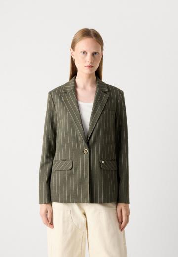 Блейзер с накладными карманами