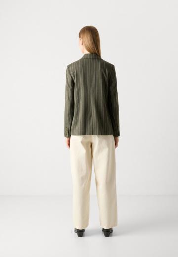 Блейзер с накладными карманами