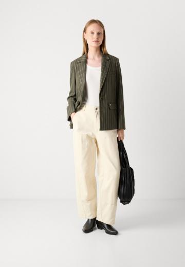 Блейзер с накладными карманами