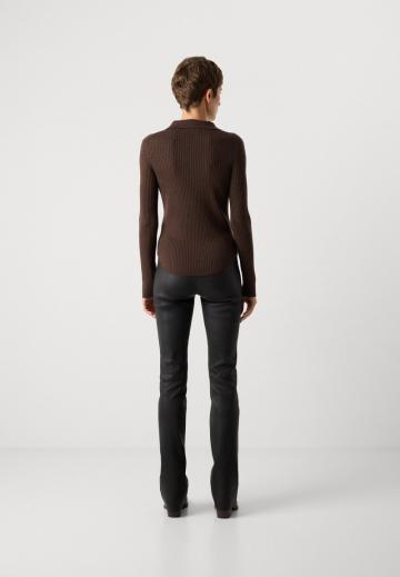 Пуловер с вырезом V