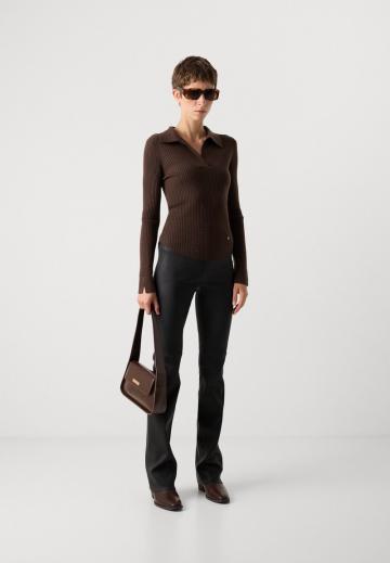 Пуловер с вырезом V