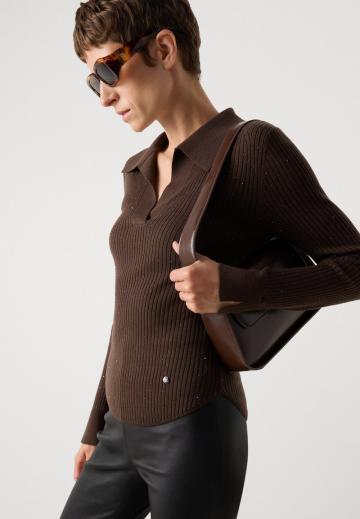 Пуловер с вырезом V