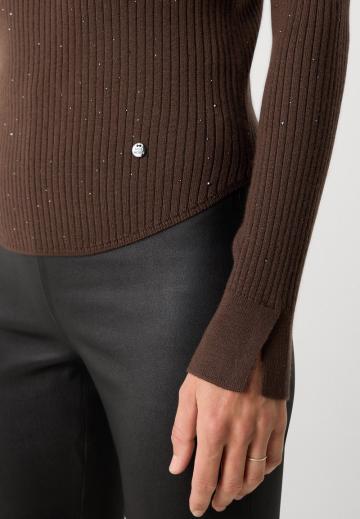 Пуловер с вырезом V