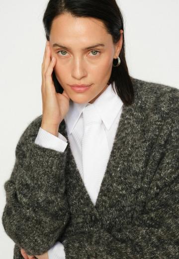 Вязаный жилет