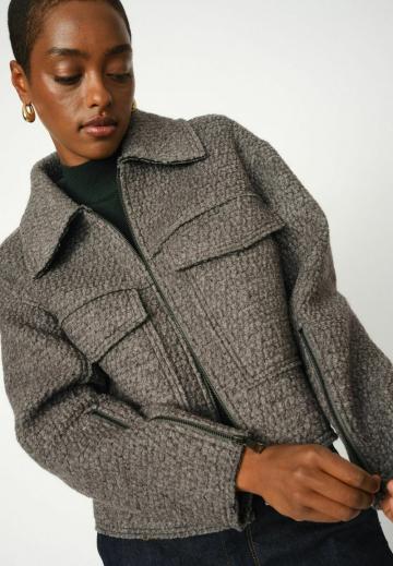 Куртка с накладнымит карманами