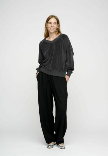 Пуловер с вырезом V