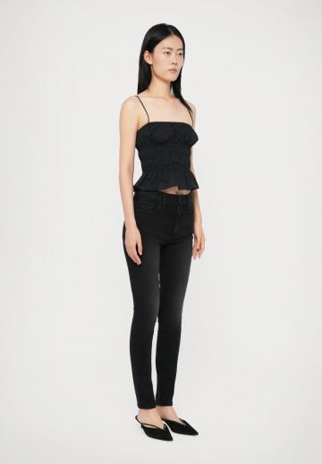 Узкие джинсы