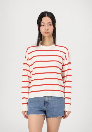 Пуловер в полоску