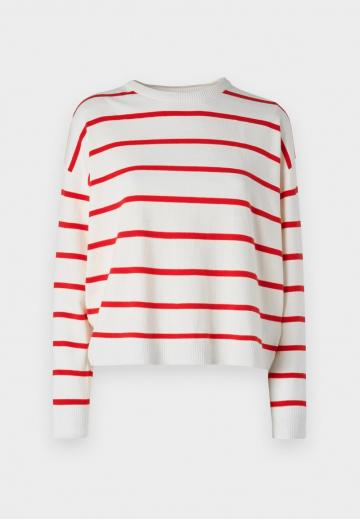 Пуловер в полоску