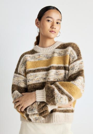 Пуловер в полоску