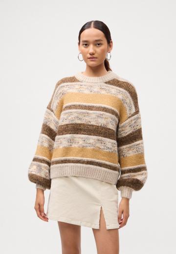 Пуловер в полоску