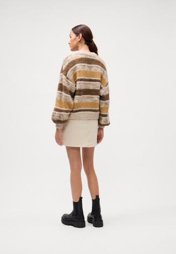 Пуловер в полоску