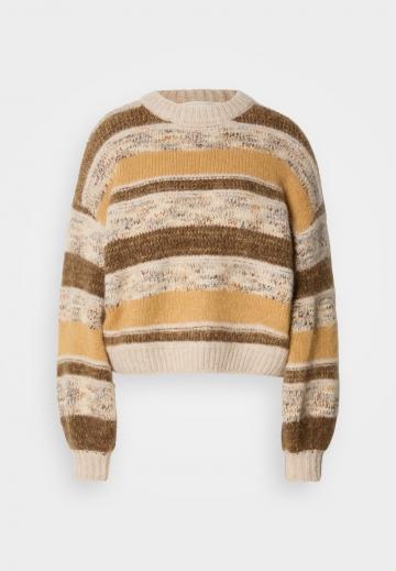 Пуловер в полоску