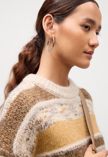 Пуловер в полоску