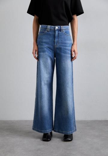 Клешеные джинсы