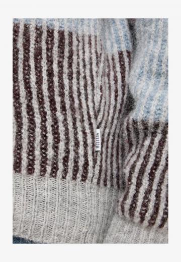 Пуловер в полоску