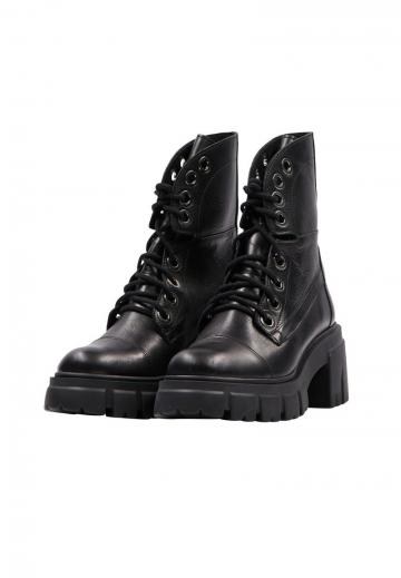 Ботинки на шнуровке