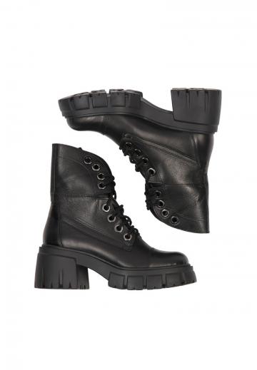 Ботинки на шнуровке