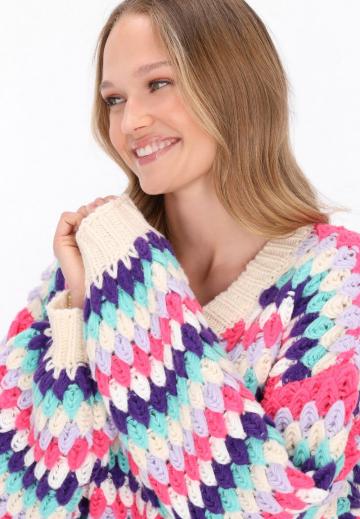 Пуловер с вырезом V