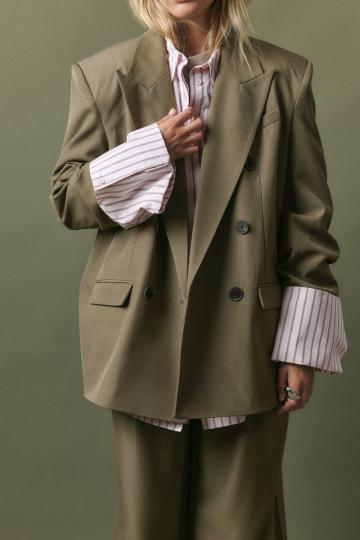 Блейзер с накладными карманами