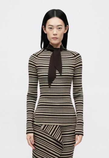 Пуловер в полоску