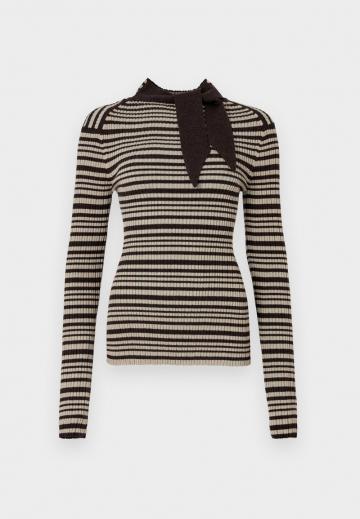 Пуловер в полоску