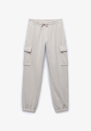 Брюки с накладными карманами