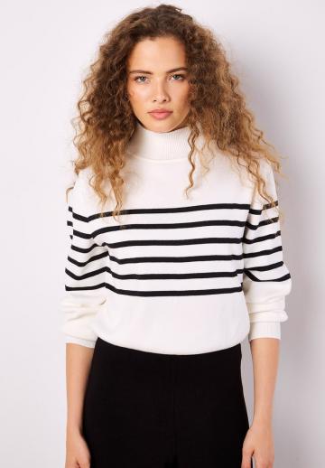 Пуловер с вырезом V