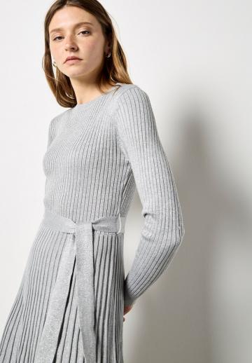 Вязаное платье