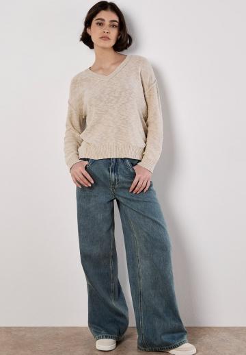 Пуловер с вырезом V