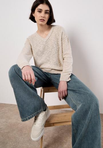Пуловер с вырезом V
