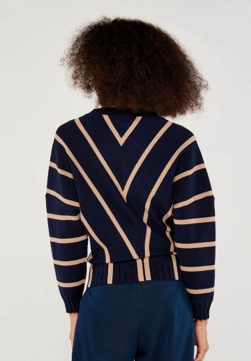 Пуловер в полоску