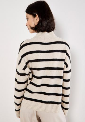 Пуловер в полоску