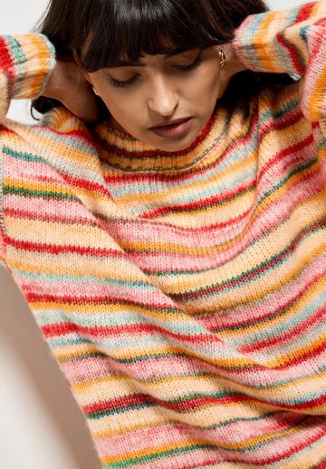 Пуловер в полоску