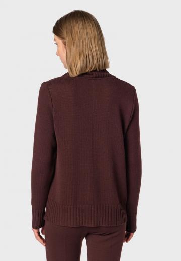 Пуловер с вырезом V