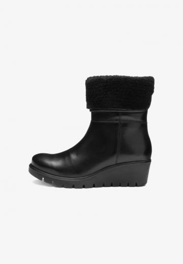 Сапожки на танкетке