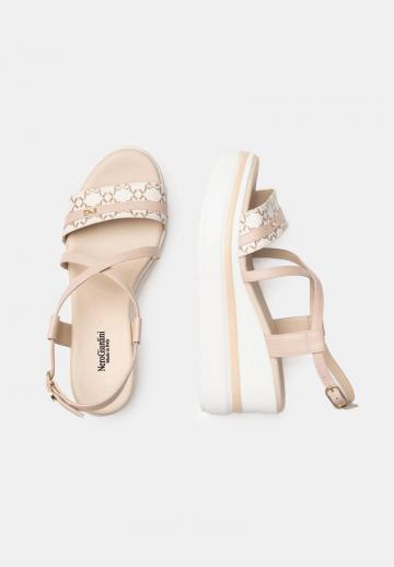 Босоножки на танкетке