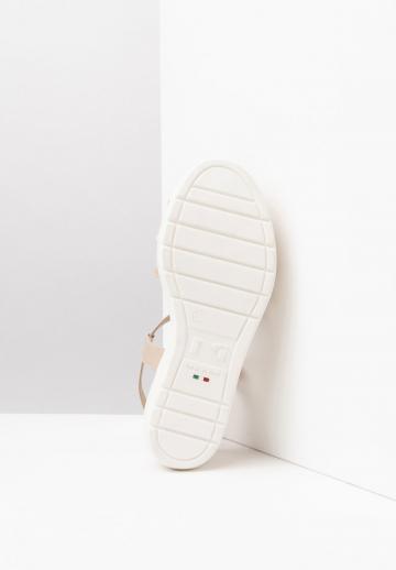 Босоножки на танкетке