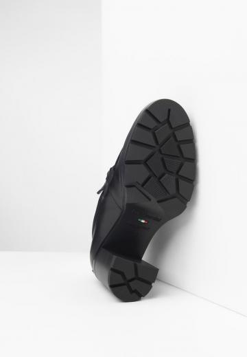 Туфли с высоким носом