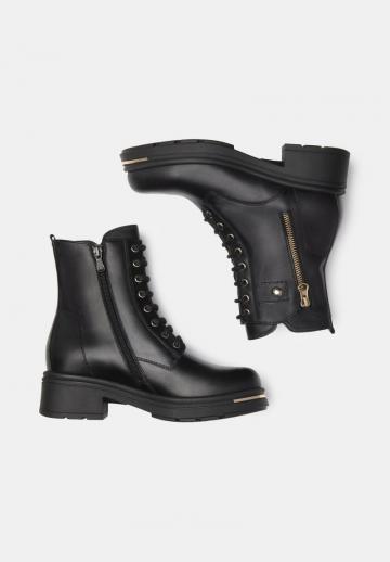 Ботинки на шнуровке