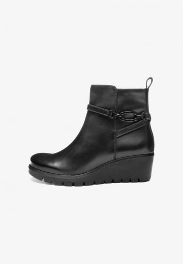 Сапожки на танкетке