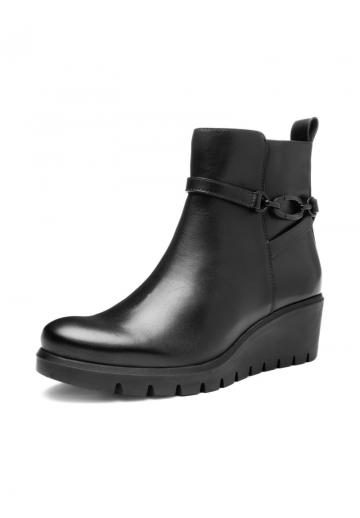 Сапожки на танкетке