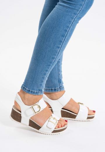 Босоножки на танкетке