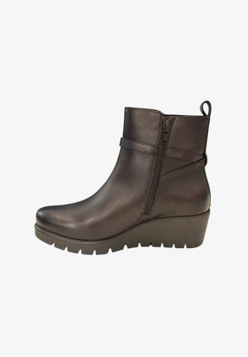 Сапожки на танкетке